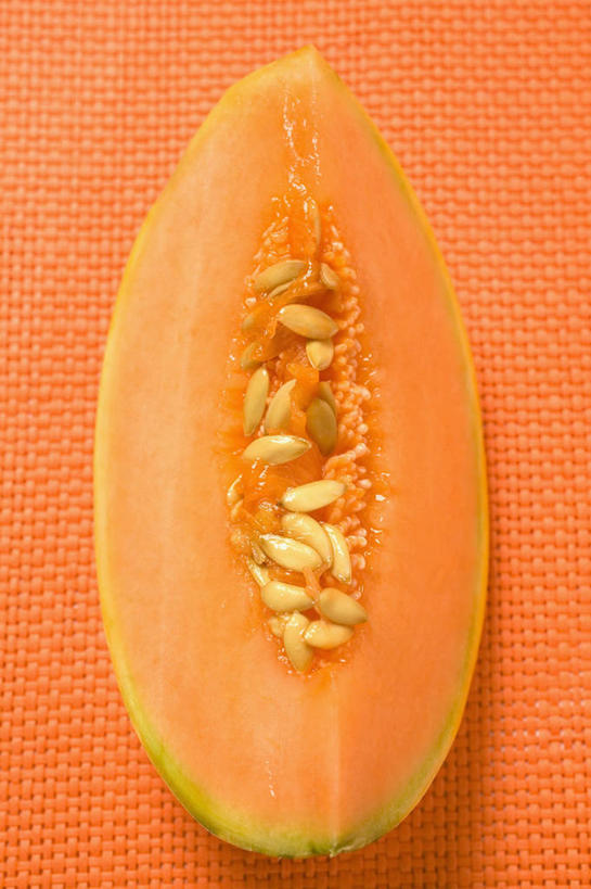 无人,竖图,俯视,室内,特写,白天,桌面,桌子,水果,橙色背景,阴影,新鲜,反射,木制,影子,哈密瓜,生食,食品,果实,甜瓜,食物,一个,木制品,橙色,摄影,有机食品,绿色食品,影棚,单个,横截面,网纹瓜,甘瓜,剖面,截面,截面图形,彩图,高角度拍摄,影棚拍摄,拍摄