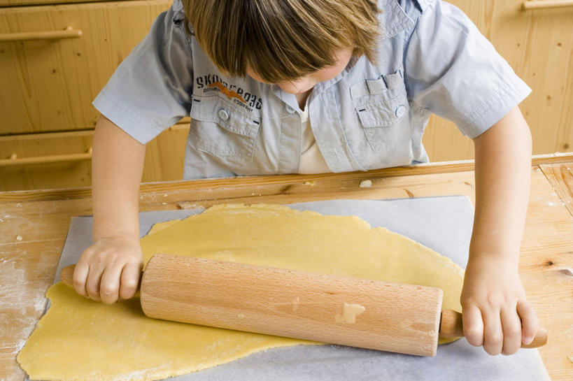 西方人,儿童,一个人,站,横图,俯视,室内,白天,纯洁,桌面,桌子,欧洲,欧洲人,仅一个男性,仅一个人,握,阴影,服装,反射,木制,擀面杖,影子,拿,拿着,休闲装,小孩,衣服,木制品,站着,仅一个小孩,休闲,休闲服,可爱,童年,童趣,握着,服饰,童真,烂漫,无邪,天真,男孩,男人,男性,白种人,孩子,站立,半身,彩图,高角度拍摄,男生