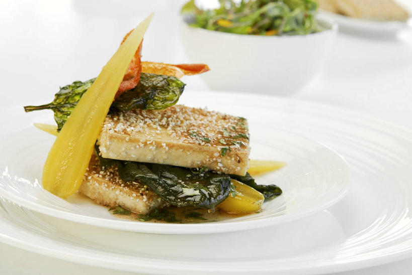 豆腐,无人,横图,俯视,室内,特写,白天,白色背景,桌面,桌子,辣椒,蔬菜,餐具,阴影,新鲜,反射,木制,碟子,盘,影子,陶瓷,黄油,食品,陶瓷制品,食物,一个,盘子,木制品,容器,碟,碗,摄影,有机食品,绿色食品,影棚,单个,储藏,乳制品,豆制品,储存,白脱油,彩椒,辣角,红海椒,大椒,辣虎,广椒,乳脂,甜椒,柿子椒,辣子,海椒,番椒,灯笼椒,彩图,高角度拍摄,影棚拍摄,拍摄,贮存