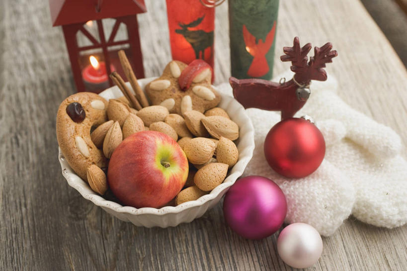 无人,横图,俯视,室内,特写,白天,桌面,桌子,苹果,杏仁,蜡烛,水果,圣诞节,阴影,节日,庆祝,新鲜,装饰,光线,木制,挂饰,火焰,影子,烛光,陶瓷,生食,食品,果实,圣诞球,陶瓷制品,燃烧,文化,球,食物,一个,木制品,容器,手套,碗,点燃,庆典,球体,温暖,有机食品,绿色食品,单个,纪念,储藏,保暖,华丽,修饰,点缀,御寒,储存,衬托,美观,雅致,雅观,杏子,杏梅仁,杏核仁,木落子,苦杏仁,彩图,高角度拍摄,贮存