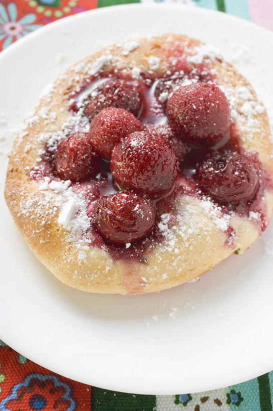 点心,面包,无人,竖图,俯视,室内,特写,白天,桌面,桌子,樱桃,餐具,水果,阴影,新鲜,反射,木制,碟子,盘,影子,生食,食品,面点,果实,食物,糕点,一个,盘子,木制品,碟,有机食品,绿色食品,单个,樱珠,莺桃,英桃,楔桃,牛桃,荆桃,彩图,高角度拍摄