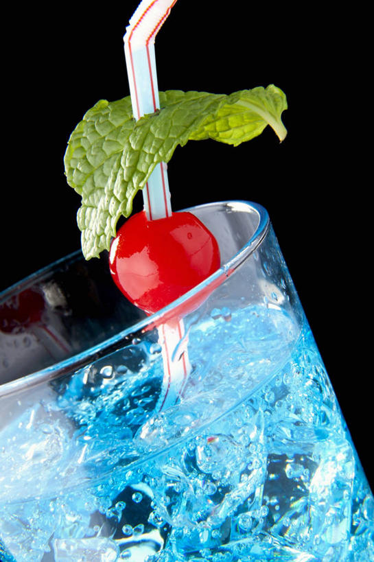 无人,竖图,室内,特写,白天,正面,樱桃,杯子,水果,黑色背景,新鲜,塑料,生食,薄荷,食品,果实,银丹草,酒类,文化,玻璃制品,酒,食物,饮料,一个,水杯,塑料制品,吸管,鸡尾酒,调酒,摄影,有机食品,绿色食品,影棚,单个,创造,空心,想象,饮管,斑叶凤梨薄荷,苹果薄荷,夜息香,玻璃杯,樱珠,莺桃,英桃,楔桃,牛桃,荆桃,彩图,影棚拍摄,拍摄,圆柱状