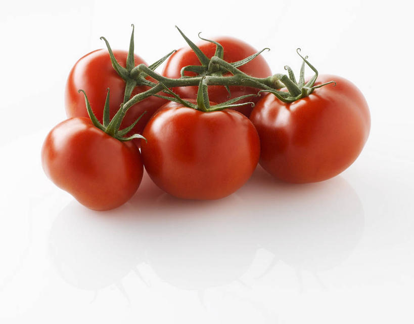 无人,横图,俯视,室内,特写,白天,白色背景,桌面,桌子,蔬菜,西红柿,五个,许多,阴影,新鲜,反射,木制,影子,食品,食物,红色,木制品,摄影,有机食品,绿色食品,影棚,番茄,彩图,高角度拍摄,影棚拍摄,拍摄