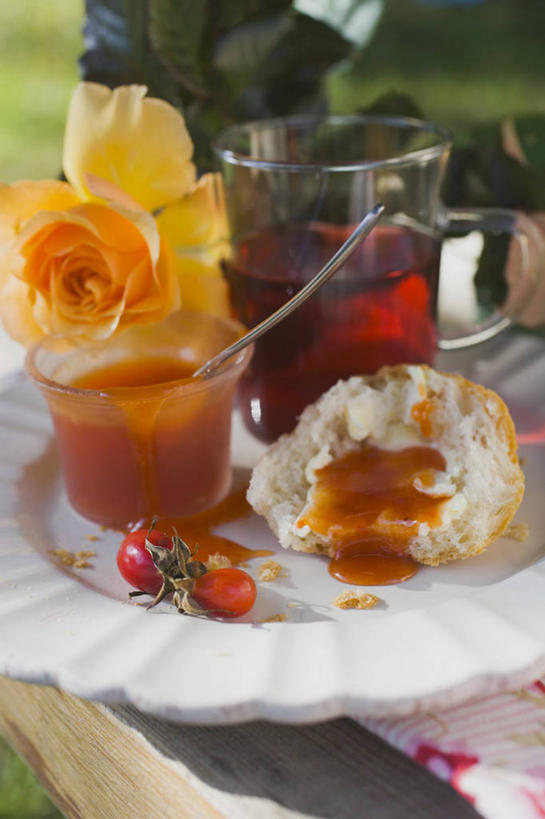 点心,面包,无人,竖图,俯视,室内,特写,白天,爱情,幸福,纯洁,热情,桌面,桌子,玫瑰,杯子,餐具,水果,阴影,朦胧,模糊,新鲜,盛开,反射,木制,碟子,盘,影子,调料,酱料,酱汁,生食,佐料,食品,面点,果实,玫瑰花,调味品,浪漫,调味料,花蕾,酱,黄玫瑰,玻璃制品,花,花瓣,花朵,鲜花,食物,糕点,一个,黄色,盘子,木制品,水杯,碟,果肉,花苞,花蕊,温暖,温馨,恩爱,有机食品,绿色食品,单个,和睦,感动,小圆面包,蔷薇果,尊敬,玫瑰果,天真,刺玫花,徘徊花,玻璃杯,彩图,高角度拍摄,融洽