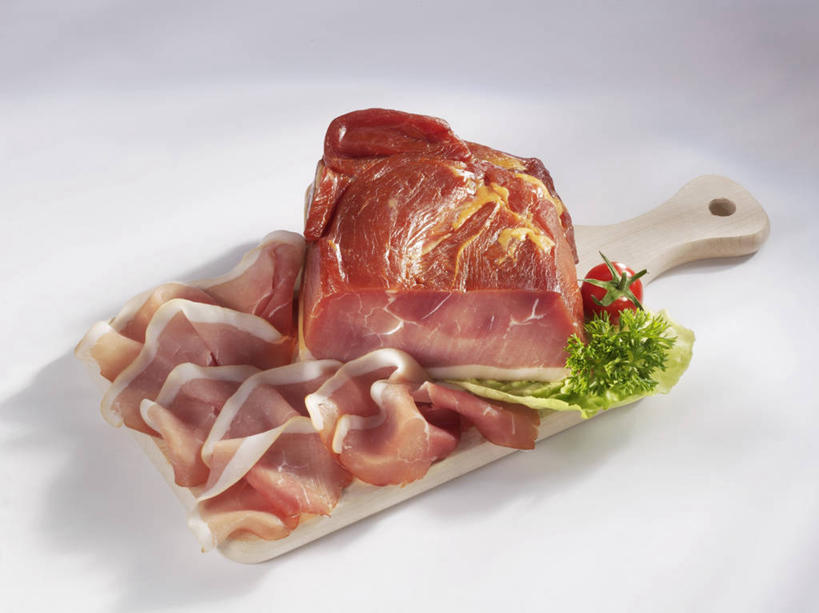 无人,横图,俯视,室内,特写,白天,白色背景,桌面,桌子,蔬菜,叶子,阴影,新鲜,反射,木制,影子,肉,食品,绿叶,案板,火腿,猪肉,肉类,砧板,食物,腌制,木制品,嫩叶,摄影,有机食品,绿色食品,影棚,横截面,剖面,肉食,豚肉,熏制,火肉,兰熏,猪腿,截面,截面图形,叶,叶片,彩图,高角度拍摄,影棚拍摄,拍摄