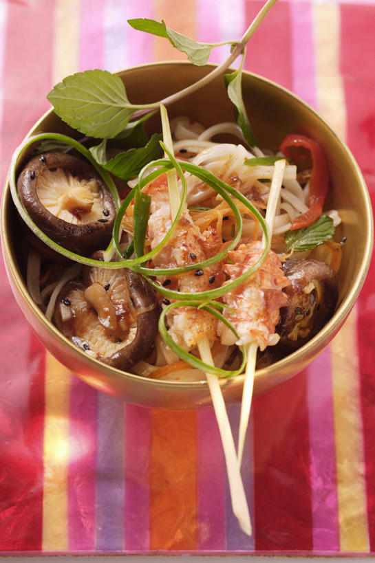 海鲜,蟹,龙虾,无人,竖图,俯视,室内,特写,白天,烹饪,植物,桌面,桌子,叶子,阴影,反射,木制,螃蟹,布料,纹理,影子,陶瓷,虾,香料,料理,食品,绿叶,草药,陶瓷制品,泰式,布纹,水产,菜肴,美食,泰国料理,中药,竹签,海洋生物,桌布,食物,一个,绿色,餐巾,木制品,容器,台布,碗,香草,嫩叶,佳肴,单个,储藏,罗勒,储存,水生动物,海产品,紫苏,药材,中草药,水生物,海底动物,九层塔,圣约瑟夫草,甜罗勒,取食签,兰香,中药材,本草,肌理,泰菜,泰国菜,泰式料理,叶,叶片,叶脉,彩图,高角度拍摄,贮存