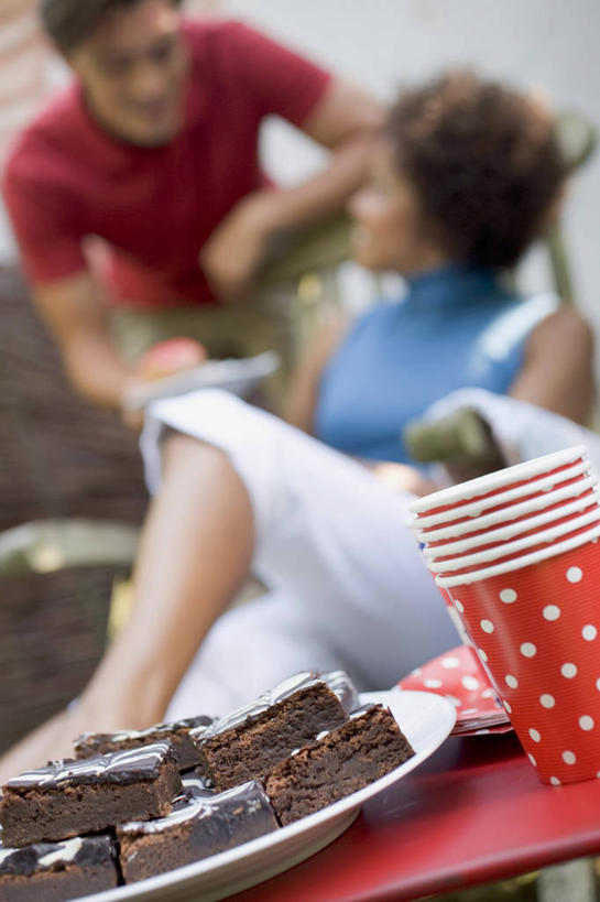 西方人,两个人,家庭,夫妻,坐,笑,微笑,露齿笑,竖图,室内,白天,正面,爱情,杯子,欧洲,非洲,黑人,欧洲人,服装,朦胧,模糊,核桃,食品,糖,糖果,坚果,甜点,甜品,果实,浪漫,注视,休闲装,食物,衣服,纸制品,甜食,干果,巧克力,观察,看,休闲,温暖,温馨,一家人,休闲服,恩爱,恋人,服饰,观看,朱古力,纸杯,和睦,察看,关注,一次性杯子,胡桃,羌桃,男人,男性,年轻男性,年轻女性,女人,女性,非洲人,年轻人,夫妇,情侣,坐着,半身,彩图,伴侣,融洽