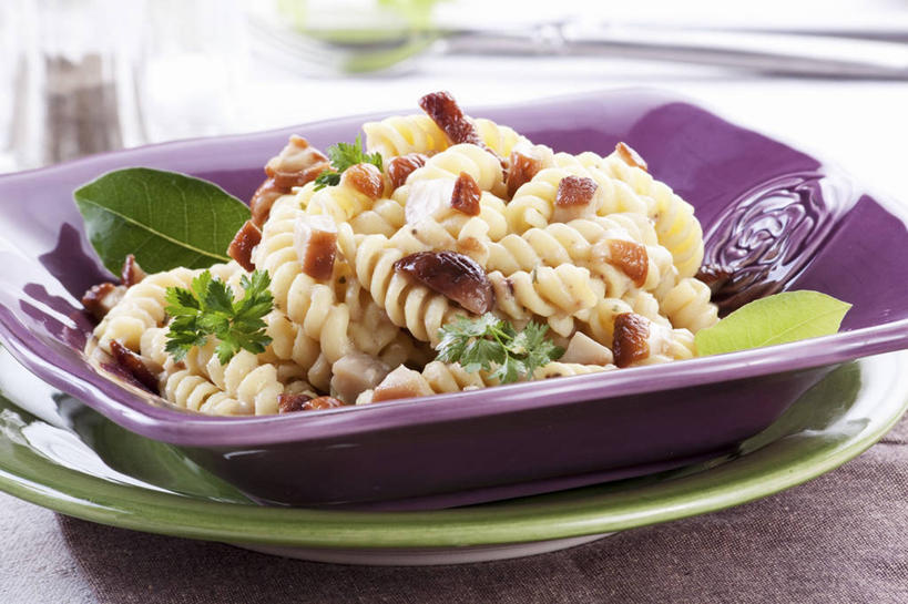 点心,面食,面条,意大利面,无人,横图,俯视,室内,特写,白天,西餐,植物,桌面,桌子,蔬菜,餐具,叶子,阴影,新鲜,反射,木制,碟子,盘,纹理,影子,陶瓷,菌菇,蘑菇,面,料理,食品,甜点,甜品,绿叶,陶瓷制品,菌类,食物,糕点,一个,绿色,盘子,木制品,容器,碟,碗,甜食,奶油,嫩叶,食用菌,西式,有机食品,绿色食品,单个,储藏,乳制品,草本,储存,月桂叶,香叶,肌理,天竺桂,香桂叶,桂叶,激凌,克林姆,淇淋,月桂,叶,叶片,叶脉,彩图,高角度拍摄,贮存