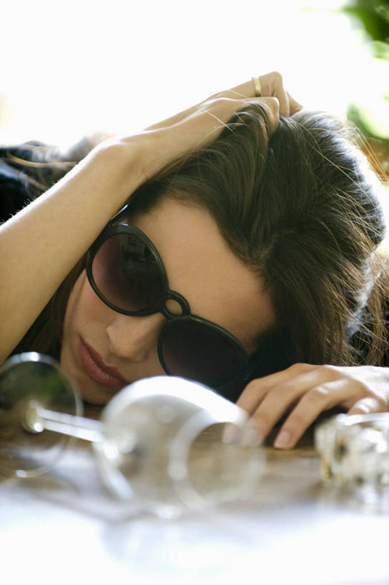 红酒,葡萄酒,西方人,脸,头,脸颊,手,一个人,闭眼,竖图,室内,特写,白天,正面,餐桌,桌子,杯子,欧洲,欧洲人,仅一个年轻女性,仅一个女性,仅一个人,阴影,服装,反射,高脚杯,墨镜,眼镜,影子,红酒杯,酒类,休闲装,玻璃制品,酒,饮料,一个,衣服,酒杯,太阳镜,太阳眼镜,趴着,休闲,疲倦,手部,休闲服,遮阳镜,红葡萄酒,服饰,单个,餐台,疲劳,疲惫,葡萄酒杯,困乏,疲乏,委顿,疲困,疲顿,疲钝,倦怠,怠倦,年轻女性,女人,女性,白种人,头部,脸部,脸蛋,面部,玻璃杯,闭眼睛,闭着眼,闭着眼睛,趴,半身,彩图