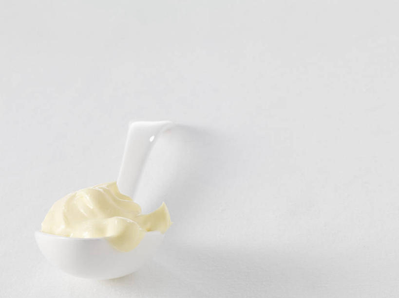 点心,无人,横图,俯视,室内,特写,白天,白色背景,桌面,桌子,阴影,反射,木制,影子,勺子,陶瓷,食品,甜点,甜品,陶瓷制品,食物,糕点,一个,木制品,调羹,汤匙,甜食,奶油,摄影,影棚,单个,乳制品,激凌,克林姆,淇淋,彩图,高角度拍摄,影棚拍摄,拍摄