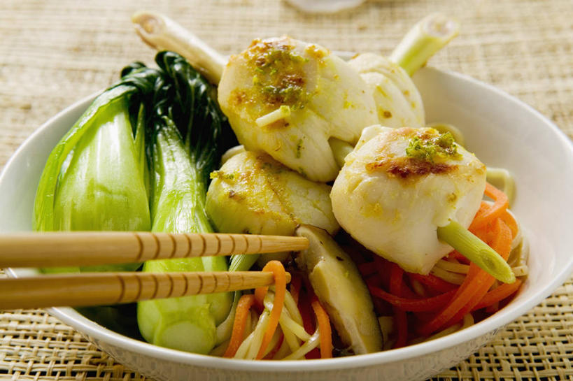 面食,面条,无人,横图,俯视,室内,特写,白天,烹饪,中餐,筷子,桌面,桌子,蔬菜,餐具,叶子,一双,阴影,新鲜,反射,木制,影子,陶瓷,青菜,调味,鸡肉,面,肉,香料,佐料,料理,食品,绿叶,陶瓷制品,文化,传统,菜肴,美食,肉类,香茅,柠檬草,食物,一个,木制品,容器,碗,中式,嫩叶,佳肴,有机食品,绿色食品,单个,储藏,礼节,储存,小白菜,礼仪,肉食,作料,不结球白菜,叶,叶片,进餐用具,彩图,高角度拍摄,贮存