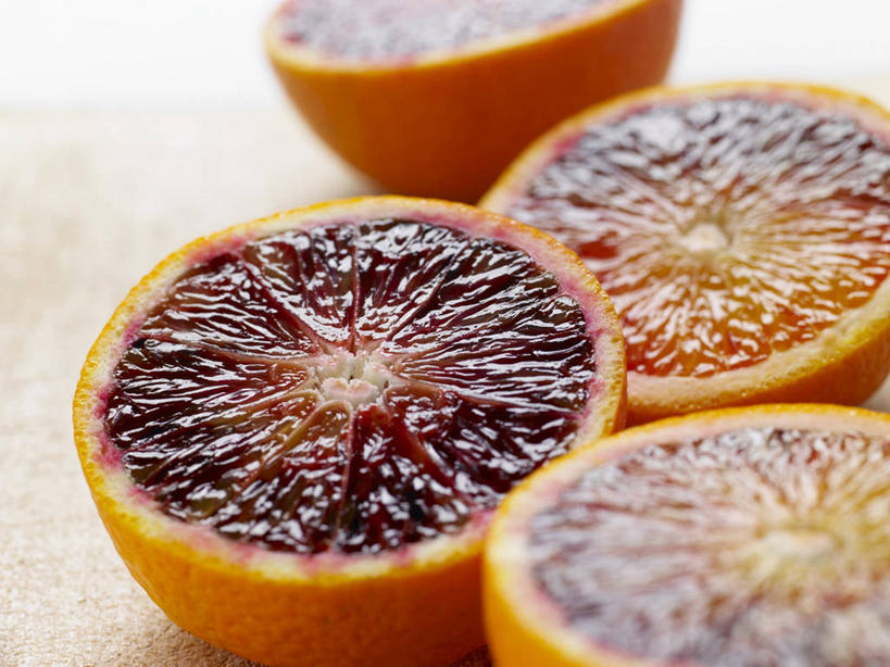 无人,横图,俯视,室内,特写,白天,餐桌,桌子,水果,切开,阴影,朦胧,模糊,新鲜,反射,影子,生食,食品,果实,食物,红色,切,四个,橙色,有机食品,绿色食品,餐台,甜橙,血橙,剖面,切面,橙子,橙,彩图,高角度拍摄,鹄壳,黄橙,黄果,金橙,金环,金球,糖橙