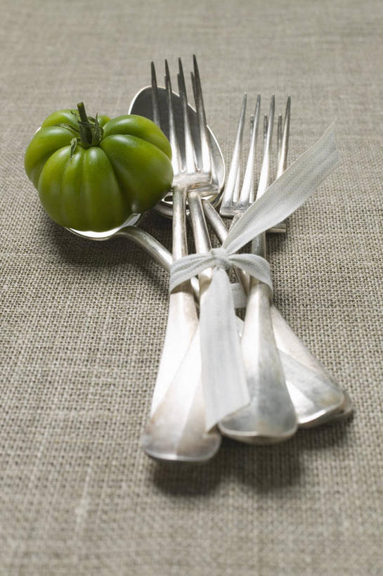 无人,竖图,俯视,室内,特写,白天,餐桌,桌子,蔬菜,西红柿,餐具,许多,阴影,新鲜,反射,叉子,影子,勺子,食品,很多,食物,一个,绿色,调羹,汤匙,摄影,有机食品,绿色食品,影棚,单个,餐台,餐叉,进餐用具,番茄,彩图,高角度拍摄,影棚拍摄,拍摄