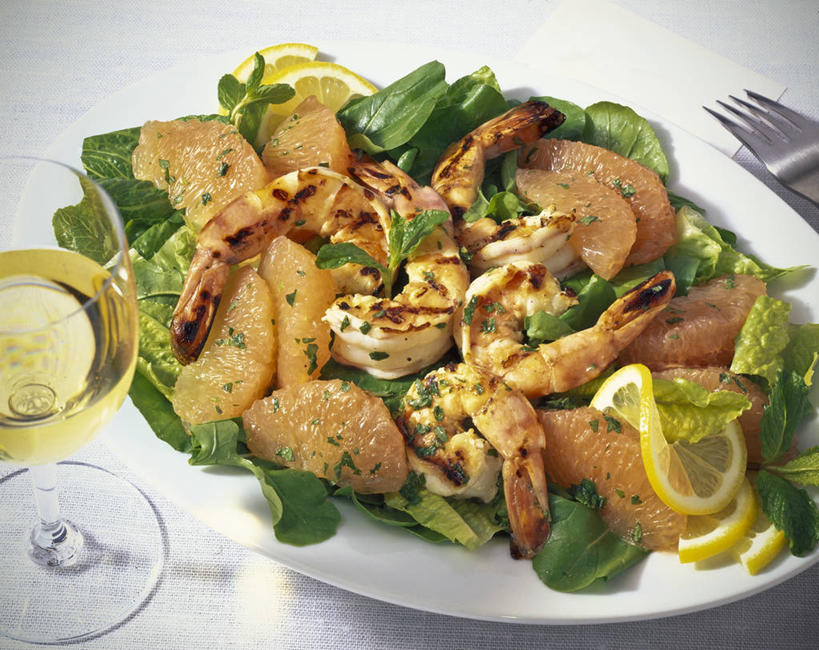 海鲜,红酒,葡萄酒,无人,横图,俯视,室内,特写,白天,白色背景,餐桌,桌子,柠檬,蔬菜,杯子,餐具,水果,切开,阴影,新鲜,反射,叉子,碟子,高脚杯,盘,影子,生食,蔬菜沙拉,虾,沙拉,食品,红酒杯,白葡萄酒,酒类,一杯,色拉,水产,沙律,大虾,海洋生物,玻璃制品,酒,食物,饮料,三个,盘子,酒杯,碟,切,摄影,有机食品,绿色食品,影棚,对虾,餐台,色拉酱,葡萄酒杯,水生动物,海产品,千岛酱,水生物,剖面,海底动物,餐叉,切面,斑节虾,东方对虾,中国对虾,玻璃杯,进餐用具,益母果,柠果,彩图,高角度拍摄,影棚拍摄,拍摄