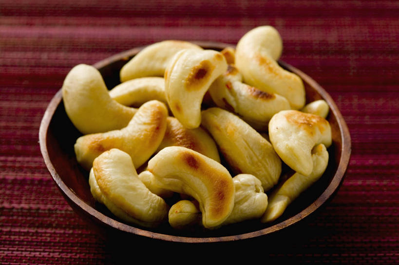 无人,横图,俯视,室内,特写,白天,餐桌,桌子,一堆,许多,阴影,堆叠,堆积,反射,影子,陶瓷,坚果,陶瓷制品,很多,一个,容器,碗,干果,单个,餐台,储藏,堆,腰果,储存,鸡腰果,介寿果,彩图,高角度拍摄,贮存