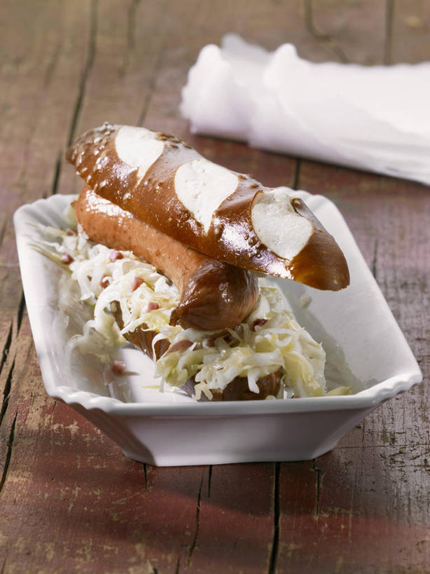 点心,面包,无人,竖图,俯视,室内,特写,白天,烹饪,西餐,餐桌,桌子,椰菜,卷心菜,阴影,反射,影子,陶瓷,肉,香肠,三明治,料理,食品,面点,陶瓷制品,腊肠,猪肉,菜肴,美食,肉类,食物,糕点,一个,容器,碗,快餐,甘蓝,西式,佳肴,单个,餐台,储藏,储存,肉食,西式快餐,三文治,豚肉,结球甘蓝,甘兰,包心菜,彩图,高角度拍摄,贮存