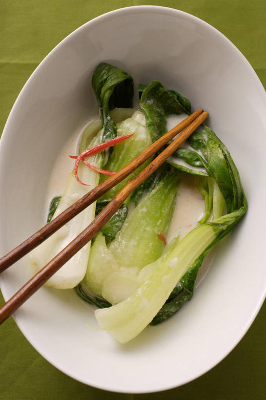 点心,无人,竖图,俯视,室内,特写,白天,餐桌,筷子,桌子,椰子,蔬菜,餐具,一双,阴影,新鲜,反射,影子,陶瓷,青菜,食品,甜点,甜品,陶瓷制品,文化,传统,食物,糕点,一个,容器,碗,甜食,奶油,有机食品,绿色食品,单个,餐台,储藏,礼节,乳制品,储存,小白菜,礼仪,大椰,胥余,椰瓢,越王头,激凌,克林姆,淇淋,不结球白菜,进餐用具,彩图,高角度拍摄,贮存