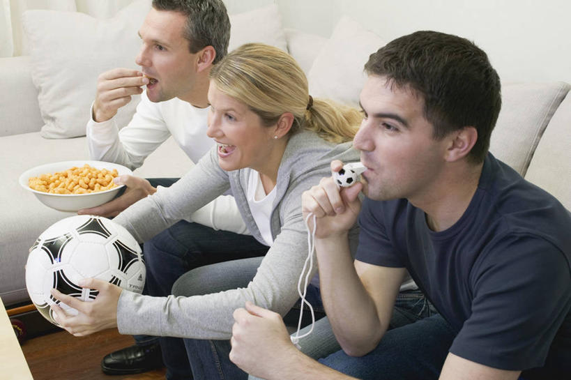 点心,西方人,三个人,伙伴,朋友,客厅,坐,笑,微笑,露齿笑,横图,室内,白天,侧面,爱情,友谊,比赛,足球,靠垫,沙发,欧洲,欧洲人,一排,握,服装,整齐,传递,信息,陶瓷,食品,靠枕,哨子,陶瓷制品,足球装备,浪漫,拿,拿着,注视,休闲装,运动器械,薯片,食物,排列,衣服,容器,垫子,碗,枕头,零食,观察,看,休闲,温暖,温馨,休闲服,健身器械,恩爱,联络,握着,恋人,服饰,观看,储藏,声音,和睦,信号,察看,起居室,口哨,储存,队列,关注,集合,健身器材,布艺沙发,垃圾食品,蹴鞠,召唤,传达,号令,讯号,客堂,友情,足球运动,男人,男性,年轻男性,年轻女性,女人,女性,白种人,情侣,坐着,半身,彩图,伴侣,融洽,贮存,运动器材