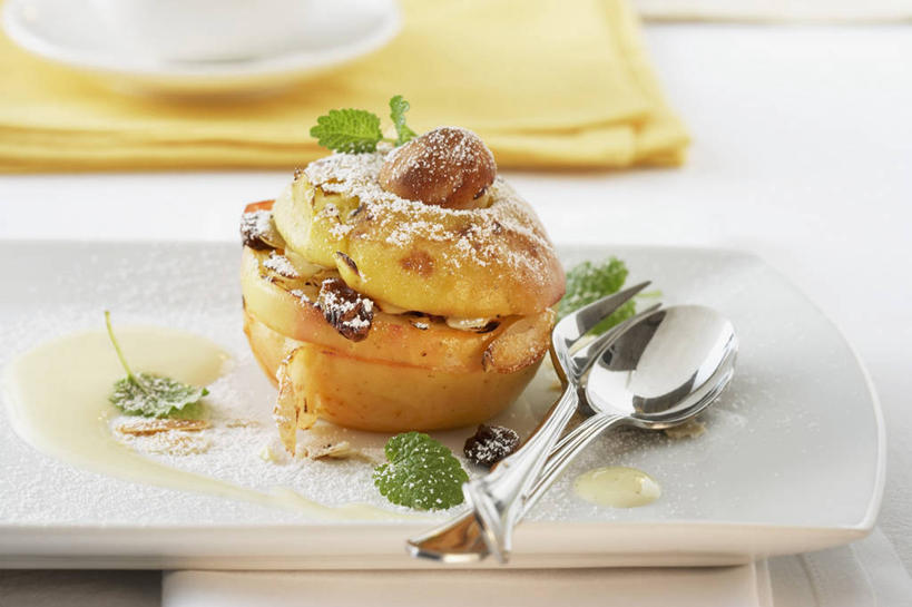 点心,无人,横图,俯视,室内,特写,白天,下午茶,餐桌,桌子,苹果,葡萄,杏仁,餐具,水果,阴影,朦胧,模糊,新鲜,反射,叉子,碟子,盘,影子,勺子,生食,食品,甜点,甜品,果实,食物,糕点,三个,一个,盘子,餐巾,调羹,碟,汤匙,甜食,葡萄干,有机食品,绿色食品,单个,餐台,餐叉,乌珠木,保洁方巾,口布,进餐用具,杏子,杏梅仁,杏核仁,木落子,苦杏仁,山葫芦,蒲桃,草龙珠,彩图,高角度拍摄