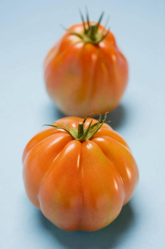 无人,竖图,俯视,室内,特写,白天,餐桌,桌子,蔬菜,西红柿,阴影,蓝色背景,新鲜,反射,影子,食品,食物,两个,橙色,摄影,有机食品,绿色食品,影棚,餐台,番茄,彩图,高角度拍摄,影棚拍摄,拍摄