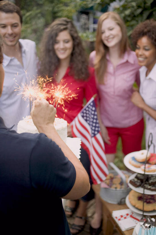 点心,西方人,背部,伙伴,朋友,站,笑,微笑,露齿笑,竖图,室外,白天,正面,下午茶,友谊,植物,餐桌,桌子,餐具,欧洲,非洲,黑人,欧洲人,五个人,握,服装,碟子,盘,食品,许多人,拿,拿着,注视,休闲装,相视,树,树木,食物,糕点,衣服,绿色,自然,盘子,碟,观察,看,站着,一群人,休闲,面对面,休闲服,握着,服饰,生长,成长,餐台,观看,对视,察看,互视,关注,相对,相看,友情,男人,男性,年轻男性,年轻女性,女人,女性,白种人,非洲人,站立,半身,彩图,蛋糕