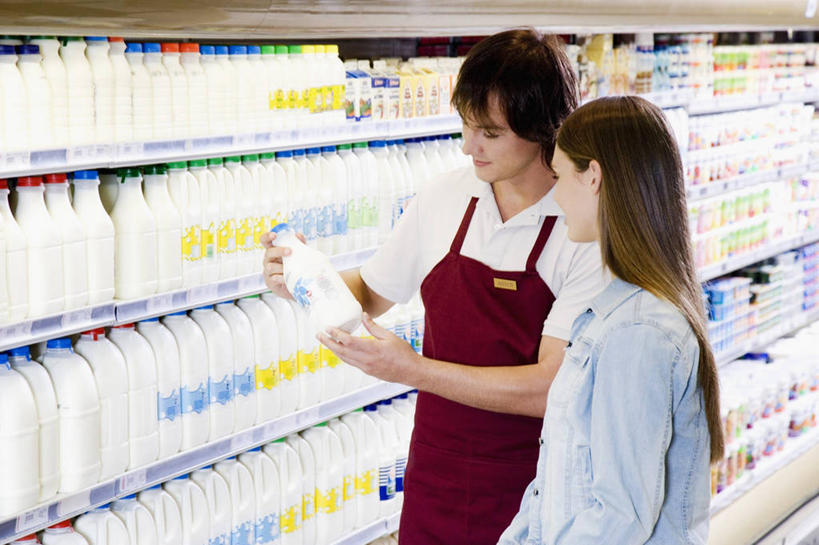 西方人,两个人,店员,商店,站,横图,室内,白天,正面,购物,消费,超市,欧洲,欧洲人,握,服装,围裙,拿,拿着,注视,休闲装,顾客,货架,架子,衣服,瓶子,塑料制品,观察,看,站着,营业员,休闲,休闲服,塑料瓶,握着,金融,百货,服饰,观看,察看,关注,陈列架,选购,贸易,百货公司,血拼,超市货架,销售人员,主顾,男人,男性,年轻男性,年轻女性,女人,女性,白种人,售货员,超级市场,大卖场,站立,半身,彩图,购物商场,购物中心,商业中心