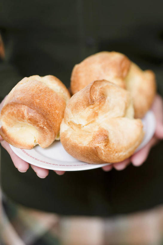 点心,面包,西方人,手,一个人,站,捧,竖图,俯视,室内,特写,白天,餐具,欧洲,欧洲人,双手,仅一个年轻女性,仅一个女性,仅一个人,服装,朦胧,模糊,碟子,盘,食品,面点,休闲装,食物,糕点,一个,衣服,盘子,碟,站着,休闲,手部,休闲服,服饰,单个,小圆面包,年轻女性,女人,女性,白种人,端,端着,捧着,手捧,站立,半身,彩图,高角度拍摄