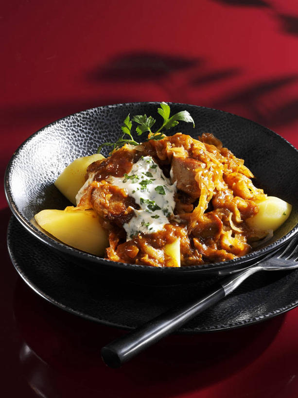 无人,竖图,俯视,室内,特写,白天,餐桌,桌子,鸡,蔬菜,土豆,餐具,一堆,阴影,堆叠,堆积,新鲜,反射,叉子,碟子,盘,影子,陶瓷,鸡肉,肉,食品,陶瓷制品,火鸡,肉类,家禽,食物,三个,动物,盘子,容器,碟,碗,牲畜,有机食品,绿色食品,餐台,储藏,堆,储存,肉食,餐叉,馍馍蛋,七面鸟,吐绶鸡,进餐用具,洋芋,山药蛋,马铃薯,彩图,高角度拍摄,贮存