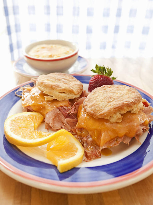 点心,奶酪,无人,竖图,俯视,室内,特写,白天,烹饪,西餐,餐桌,桌子,餐具,水果,切开,阴影,新鲜,反射,碟子,盘,影子,肉,生食,干酪,起司,三明治,料理,食品,果实,芝士,营养,火腿,猪肉,菜肴,美食,肉类,食物,腌制,一个,盘子,碟,快餐,饼干,零食,切,乳酪,西式,佳肴,有机食品,绿色食品,单个,餐台,乳制品,甜橙,发酵,剖面,肉食,西式快餐,切面,切达干酪,三文治,豚肉,车达奶酪,车打奶酪,切达奶酪,熏制,火肉,兰熏,猪腿,橙子,橙,彩图,高角度拍摄,鹄壳,黄橙,黄果,金橙,金环,金球,糖橙