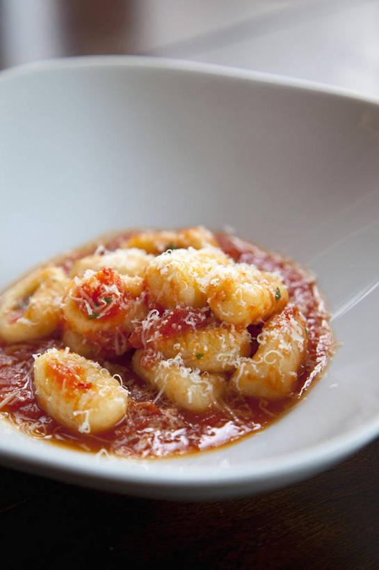 面食,奶酪,无人,竖图,俯视,室内,特写,白天,烹饪,西餐,餐桌,桌子,阴影,反射,影子,陶瓷,调料,酱料,酱汁,茄汁,佐料,干酪,起司,料理,食品,饺子,面点,陶瓷制品,调味品,芝士,营养,调味料,番茄酱,酱,小吃,菜肴,美食,食物,一个,容器,碗,乳酪,西式,佳肴,单个,餐台,储藏,乳制品,储存,发酵,意大利饺子,彩图,高角度拍摄,贮存