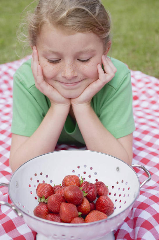 西方人,儿童,一个人,竖图,室外,白天,正面,纯洁,草地,草坪,植物,草莓,浆果,水果,欧洲,欧洲人,仅一个女性,仅一个人,一堆,撑,堆叠,堆积,服装,新鲜,坐垫,陶瓷,生食,食品,果实,陶瓷制品,托腮,注视,休闲装,草,食物,小孩,衣服,红色,绿色,容器,碗,观察,看,趴着,托,仅一个小孩,休闲,休闲服,可爱,童年,童趣,服饰,有机食品,绿色食品,观看,储藏,堆,察看,储存,关注,托下巴,童真,烂漫,无邪,野餐垫,野餐地毯,多功能毯,天真,女孩,女人,女性,白种人,孩子,洋莓,水果皇后,红莓,地莓,趴,半身,彩图,贮存,女生