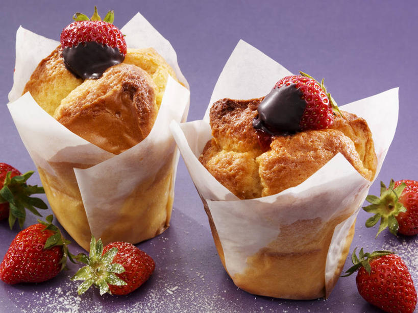 点心,无人,横图,俯视,室内,特写,白天,下午茶,餐桌,桌子,草莓,浆果,水果,阴影,紫色背景,新鲜,反射,粉末,影子,调料,生食,食品,糖,果实,调味品,调味料,松饼,食物,糕点,两个,粉,摄影,有机食品,绿色食品,影棚,餐台,纸托,糖粉,粉状,粉剂,玛芬蛋糕,蛋糕托,蛋糕托纸,蛋糕纸托,洋莓,水果皇后,红莓,地莓,彩图,高角度拍摄,影棚拍摄,拍摄,糖类,草莓松饼