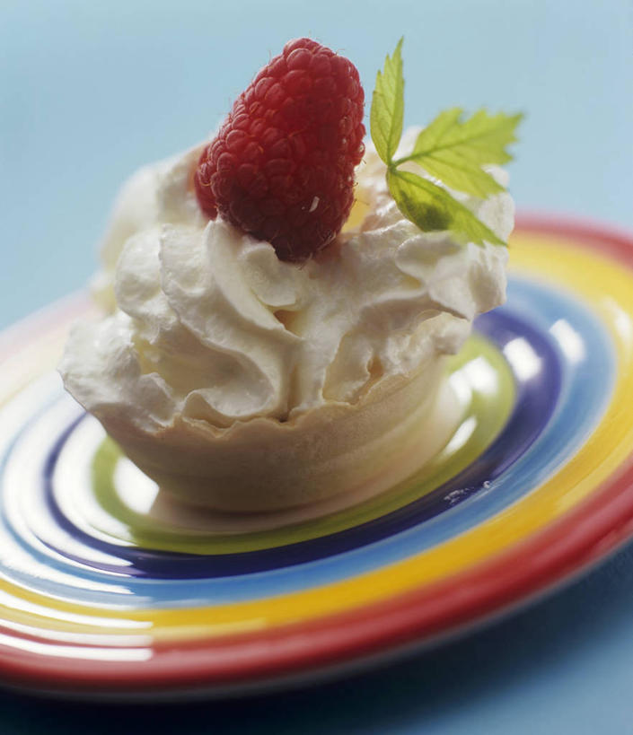 点心,无人,竖图,俯视,室内,特写,白天,餐桌,桌子,餐具,水果,叶子,阴影,蓝色背景,朦胧,模糊,新鲜,反射,碟子,盘,影子,生食,食品,甜点,甜品,果实,绿叶,一颗,食物,糕点,一个,红色,盘子,碟,甜食,奶油,嫩叶,摄影,有机食品,绿色食品,影棚,单个,餐台,乳制品,山莓,树莓,三月泡,四月泡,山抛子,刺葫芦,悬钩子,馒头菠,高脚菠,龙船泡,泡儿刺,激凌,克林姆,淇淋,叶,叶片,彩图,高角度拍摄,影棚拍摄,拍摄