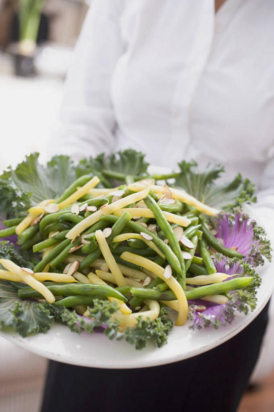 西方人,一个人,站,捧,竖图,室内,特写,白天,正面,衬衫,植物,杏仁,豆,蔬菜,餐具,欧洲,欧洲人,仅一个年轻女性,仅一个女性,仅一个人,一堆,堆叠,堆积,服装,朦胧,模糊,新鲜,碟子,盘,豆类,豆子,刀豆,食品,四季豆,食物,一个,衣服,盘子,碟,站着,服饰,有机食品,绿色食品,单个,堆,衣着,穿着,芸豆,豆科,菜豆,二季豆,白肾豆,架豆,玉豆,去豆,衣饰,年轻女性,女人,女性,白种人,杏子,杏梅仁,杏核仁,木落子,苦杏仁,端,端着,捧着,手捧,站立,半身,彩图,衬衣