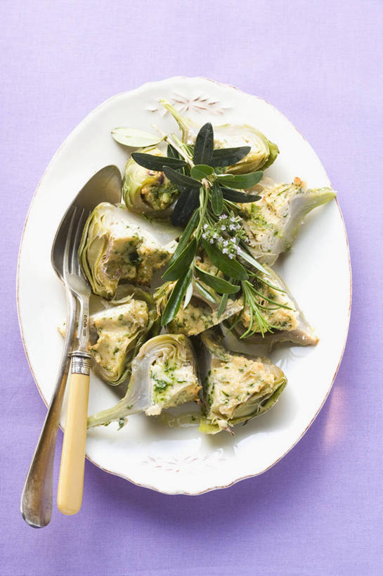 点心,面包,奶酪,无人,竖图,俯视,室内,特写,白天,餐桌,桌子,蔬菜,餐具,阴影,紫色背景,新鲜,反射,碟子,盘,影子,勺子,朝鲜蓟,干酪,起司,食品,面点,芝士,营养,食物,糕点,两个,盘子,调羹,碟,汤匙,乳酪,洋蓟,摄影,有机食品,绿色食品,影棚,餐台,乳制品,发酵,彩图,高角度拍摄,影棚拍摄,拍摄,菜蓟,法国百合,球洋蓟,蔬菜之皇,洋百合