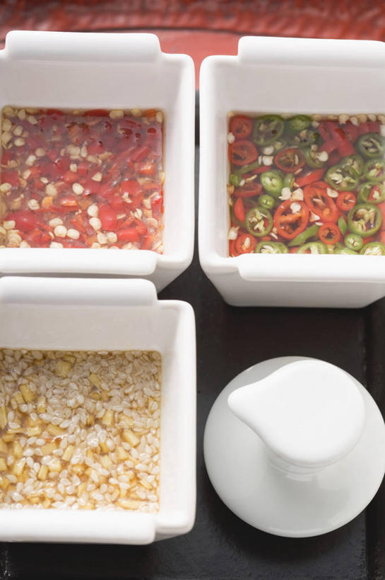 无人,竖图,俯视,室内,特写,白天,烹饪,植物,餐桌,桌子,豆,花生,餐具,阴影,反射,碟子,盘,影子,陶瓷,豆类,豆子,调料,酱料,酱汁,芝麻,佐料,料理,食品,坚果,陶瓷制品,调味品,调味料,泰式,酱,辣酱,菜肴,美食,泰国料理,食物,盘子,容器,碟,碗,四个,长生果,佳肴,餐台,储藏,辣椒酱,储存,花生仁,豆科,脂麻,胡麻,白麻,巨胜子,油麻,落花生,落生,泰菜,泰国菜,泰式料理,花生米,花生豆,彩图,高角度拍摄,贮存