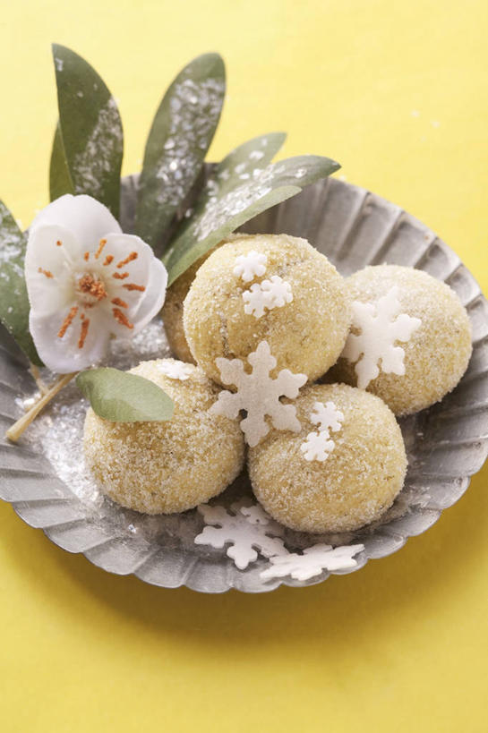 点心,无人,竖图,俯视,室内,特写,白天,餐桌,桌子,餐具,一堆,阴影,堆叠,堆积,黄色背景,装饰,盛开,反射,碟子,粉末,盘,影子,调料,食品,糖,调味品,曲奇,调味料,花蕾,花,花瓣,花朵,鲜花,食物,一个,盘子,碟,饼干,零食,花苞,花蕊,粉,摄影,影棚,单个,餐台,堆,华丽,修饰,点缀,曲奇饼,曲奇饼干,糖粉,衬托,美观,雅致,雅观,粉状,粉剂,彩图,高角度拍摄,影棚拍摄,拍摄,糖类