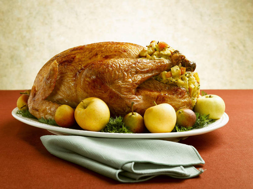 无人,横图,俯视,室内,特写,白天,餐桌,桌子,鸡,苹果,餐具,水果,阴影,节日,庆祝,新鲜,反射,碟子,盘,影子,鸡肉,肉,生食,食品,果实,火鸡,文化,肉类,家禽,食物,一个,动物,盘子,餐巾,碟,庆典,烤鸡,牲畜,有机食品,绿色食品,单个,餐台,纪念,肉食,感恩节,七面鸟,吐绶鸡,保洁方巾,口布,彩图,高角度拍摄