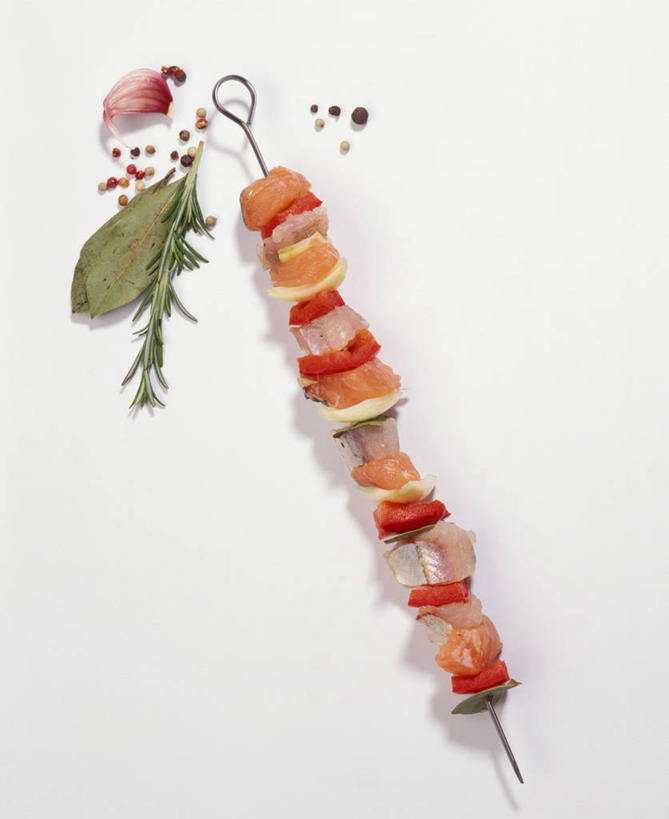 无人,竖图,俯视,室内,特写,白天,白色背景,餐桌,桌子,蔬菜,叶子,阴影,新鲜,反射,影子,肉,鱼肉,食品,绿叶,肉类,竹签,食物,嫩叶,摄影,有机食品,绿色食品,影棚,餐台,肉食,取食签,叶,叶片,彩图,高角度拍摄,影棚拍摄,拍摄