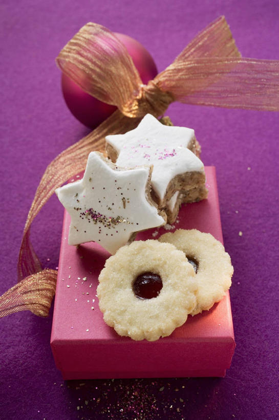 点心,无人,竖图,俯视,室内,特写,白天,餐桌,桌子,礼盒,礼物,阴影,紫色背景,装饰,反射,挂饰,丝绸,丝带,影子,纸盒,星星,食品,缎带,圣诞球,曲奇,绸带,盒子,球,食物,包装盒,礼品盒,饼干,果酱,零食,球体,星形,摄影,礼品,影棚,餐台,华丽,修饰,点缀,五角形,曲奇饼,曲奇饼干,衬托,美观,雅致,雅观,果子酱,五角星,彩图,高角度拍摄,影棚拍摄,拍摄,果酱曲奇