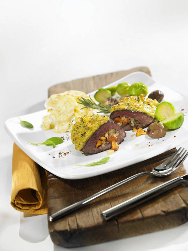 点心,面包,无人,竖图,俯视,室内,特写,白天,白色背景,烹饪,西餐,餐桌,桌子,餐具,一块,阴影,反射,木制,叉子,刀叉,刀子,碟子,盘,影子,肉,牛排,牛肉,料理,食品,面点,案板,菜肴,美食,肉类,砧板,食物,糕点,三个,盘子,木制品,碟,西式,摄影,佳肴,影棚,餐台,餐刀,肉食,餐叉,进餐用具,彩图,高角度拍摄,影棚拍摄,拍摄