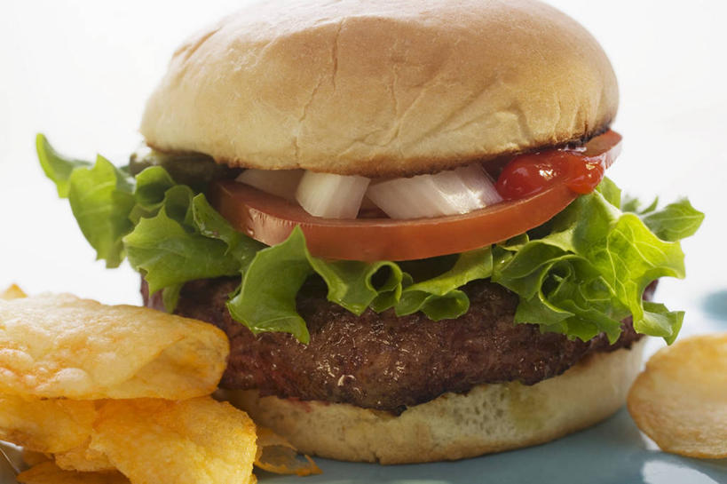 点心,面包,无人,横图,俯视,室内,特写,白天,烹饪,西餐,餐桌,桌子,蔬菜,土豆,西红柿,阴影,新鲜,反射,影子,生菜,莴苣,肉,汉堡,牛肉,料理,食品,面点,薯片,菜肴,美食,肉类,食物,糕点,一个,快餐,西式,佳肴,有机食品,绿色食品,单个,餐台,肉食,西式快餐,垃圾食品,小圆面包,馍馍蛋,春菜,鹅仔菜,莴仔菜,千金菜,叶用莴苣,洋芋,山药蛋,马铃薯,番茄,彩图,高角度拍摄