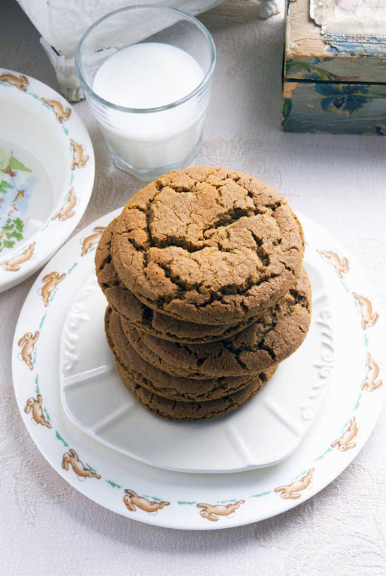 点心,牛奶,无人,竖图,俯视,室内,特写,白天,餐桌,桌子,杯子,餐具,一排,阴影,整齐,反射,碟子,盘,影子,食品,饮品,曲奇,一杯,营养,玻璃制品,食物,饮料,排列,三个,盘子,水杯,碟,饼干,零食,餐台,堆,乳制品,奶,牛乳,队列,曲奇饼,曲奇饼干,安神,玻璃杯,彩图,高角度拍摄