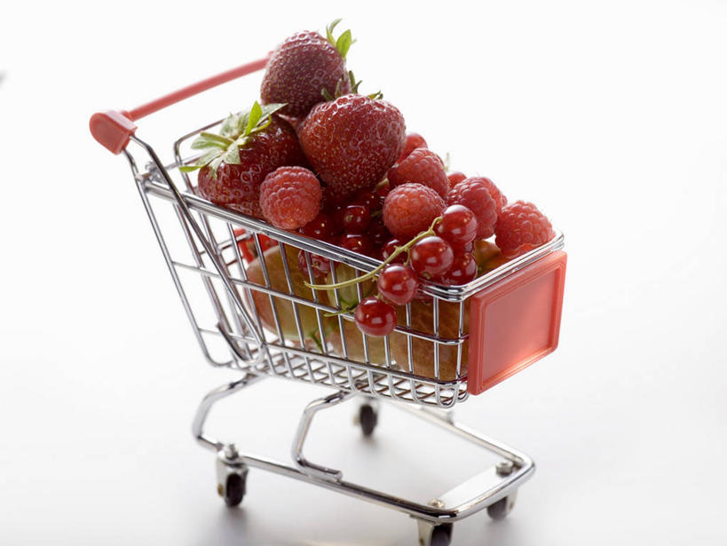 无人,横图,俯视,室内,特写,白天,白色背景,餐桌,桌子,草莓,浆果,水果,购物车,一堆,一辆,阴影,堆叠,堆积,新鲜,反射,影子,灯笼果,生食,食品,果实,车,食物,红色,手推车,摄影,有机食品,绿色食品,影棚,餐台,堆,便利,存放,载具,红醋栗,快捷,方便,寄存,寄放,暂存,洋莓,水果皇后,红莓,地莓,醋栗,彩图,高角度拍摄,影棚拍摄,拍摄