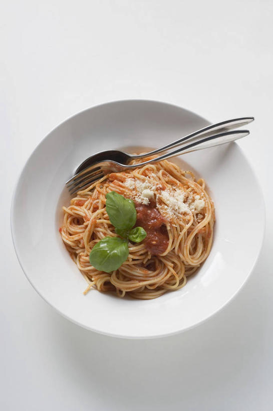 面食,面条,奶酪,意大利面,无人,竖图,俯视,室内,特写,白天,白色背景,西餐,植物,餐桌,桌子,餐具,叶子,一堆,阴影,堆叠,堆积,反射,叉子,碟子,粉末,盘,影子,调料,酱料,酱汁,面,茄汁,香料,佐料,干酪,起司,芝士粉,料理,食品,绿叶,草药,调味品,芝士,营养,调味料,番茄酱,酱,中药,食物,两个,盘子,碟,香草,嫩叶,粉,乳酪,西式,摄影,影棚,餐台,堆,罗勒,乳制品,紫苏,药材,中草药,发酵,餐叉,九层塔,圣约瑟夫草,甜罗勒,兰香,中药材,本草,粉状,粉剂,叶,叶片,进餐用具,彩图,高角度拍摄,影棚拍摄,拍摄