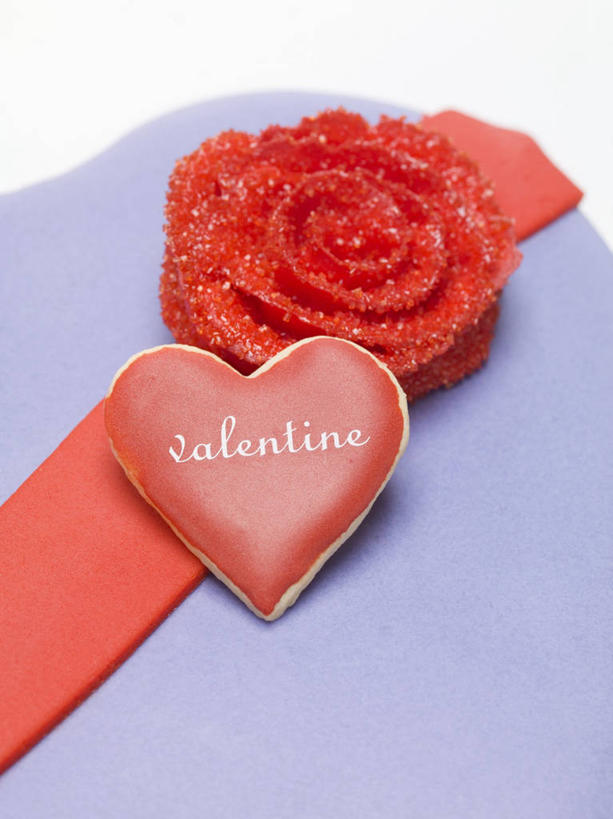 点心,无人,竖图,俯视,室内,特写,白天,白色背景,爱情,下午茶,幸福,纯洁,热情,餐桌,桌子,玫瑰,阴影,爱心,盛开,反射,英文,标志,文字,影子,字符,字母,食品,玫瑰花,浪漫,花蕾,标识,花,花瓣,花朵,鲜花,食物,糕点,一个,红色,花苞,花蕊,温暖,温馨,心形,恩爱,摄影,红玫瑰,影棚,单个,餐台,英文字母,和睦,感动,尊敬,天真,刺玫花,徘徊花,心型,彩图,高角度拍摄,影棚拍摄,拍摄,融洽,蛋糕