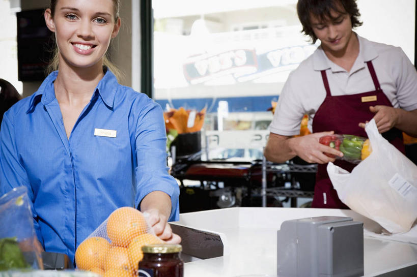 西方人,两个人,伙伴,朋友,店员,商店,站,笑,微笑,露齿笑,横图,室内,白天,正面,购物,友谊,合作,团队,消费,超市,袋子,水果,欧洲,欧洲人,握,服装,新鲜,手提袋,围裙,塑料,生食,食品,果实,购物袋,拿,拿着,注视,塑料袋,食物,衣服,塑料制品,观察,看,站着,营业员,战略,握着,pos机,金融,百货,服饰,收银台,有机食品,绿色食品,观看,察看,衣着,甜橙,穿着,购买,关注,收银,收银机,选购,贸易,百货公司,联合,合谋,血拼,马夹袋,马甲袋,销售人员,衣饰,配合,协作,年轻女性,女人,女性,白种人,售货员,超级市场,大卖场,橙子,橙,站立,半身,彩图,购物商场,购物中心,商业中心,鹄壳,黄橙,黄果,金橙,金环,金球,糖橙