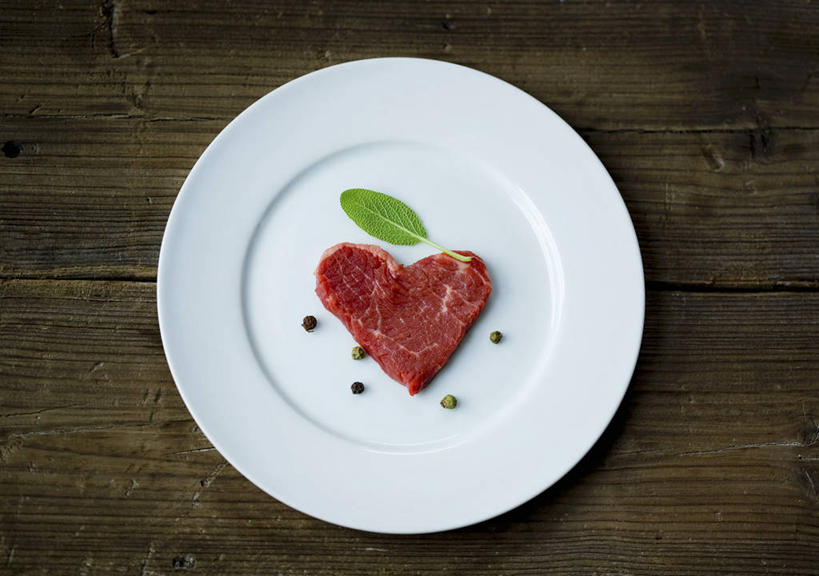 无人,横图,俯视,室内,特写,白天,爱情,餐桌,桌子,餐具,叶子,一块,切开,阴影,爱心,反射,碟子,盘,影子,肉,牛肉,绿叶,浪漫,肉类,一个,盘子,碟,切,温暖,温馨,心形,嫩叶,恩爱,单个,餐台,和睦,剖面,肉食,切面,心型,叶,叶片,彩图,高角度拍摄,融洽