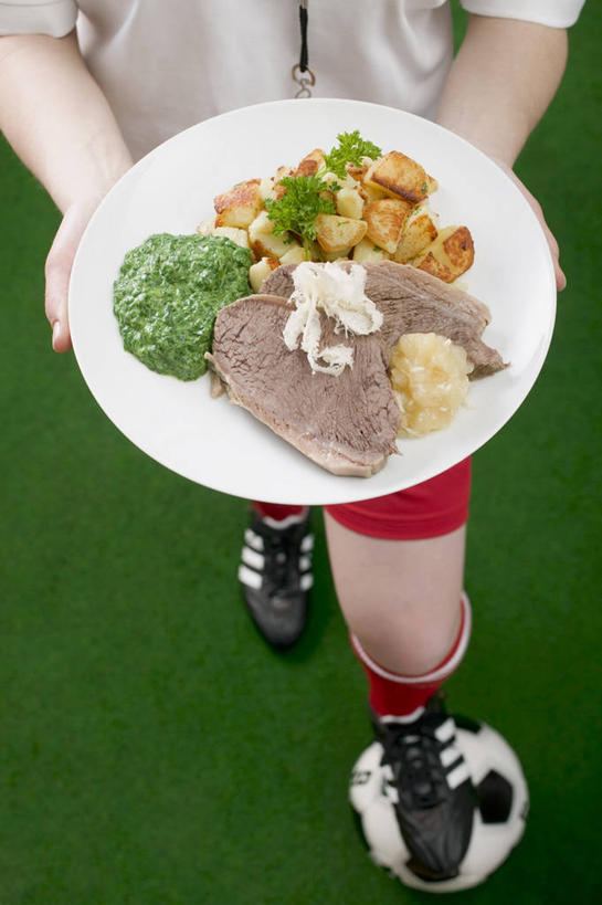 西方人,一个人,站,捧,竖图,俯视,室内,白天,运动服,运动鞋,足球,菠菜,蔬菜,餐具,鞋子,欧洲,欧洲人,仅一个男性,仅一个人,服装,新鲜,碟子,盘,肉,牛肉,食品,足球装备,运动器械,踩,肉类,食物,仅一个年轻男性,一个,衣服,盘子,碟,踩着,站着,健身器械,服饰,有机食品,绿色食品,单个,休闲鞋,衣着,穿着,健身器材,肉食,山葵,蹴鞠,泽山葵,溪山葵,衣饰,足球运动,男人,男性,年轻男性,白种人,鹦鹉菜,鼠根菜,角菜,红嘴绿鹦哥,赤根菜,菠薐菜,波斯草,端,端着,捧着,手捧,站立,半身,彩图,高角度拍摄,运动器材,运动装