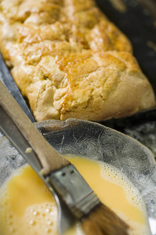 点心,无人,竖图,俯视,室内,特写,白天,烹饪,下午茶,餐桌,桌子,厨具,玻璃,一把,阴影,朦胧,模糊,反射,影子,蛋,蛋黄,鸡蛋,食品,甜点,甜品,玻璃制品,食物,糕点,一个,容器,刷子,碗,甜食,单个,餐台,储藏,储存,烹饪用具,草鸡蛋,卵,烹调用具,烹调,彩图,高角度拍摄,贮存